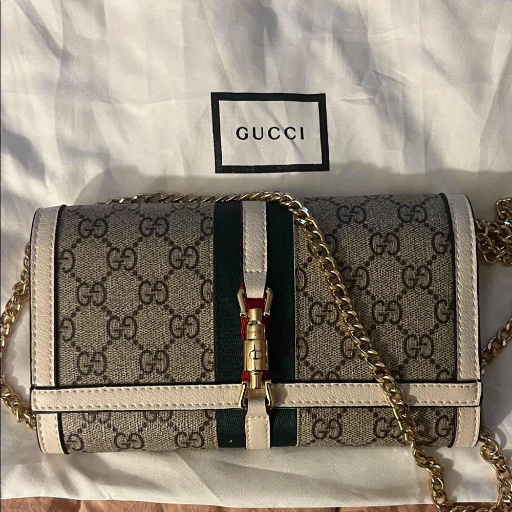 Gucci Beige GG Supreme Crossbody with Green-Red Web and Gold Chain Brand New. - Picture 3 of 16